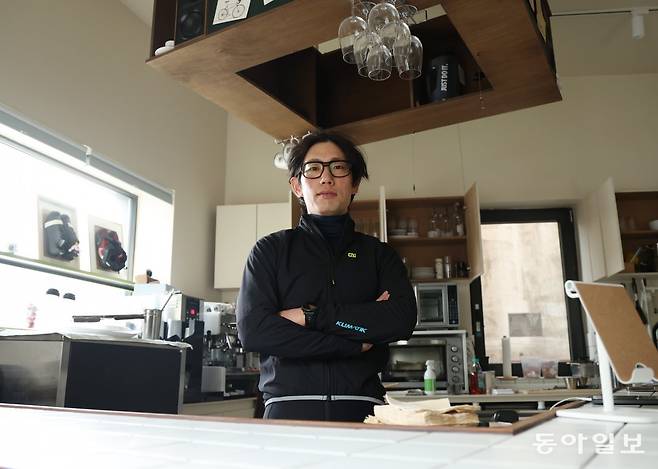 이윤재 씨가 서울 용산구 후암동 ‘카페 유어 페이스’에서 포즈를 취했다. 신원건 기자 laputa@donga.com