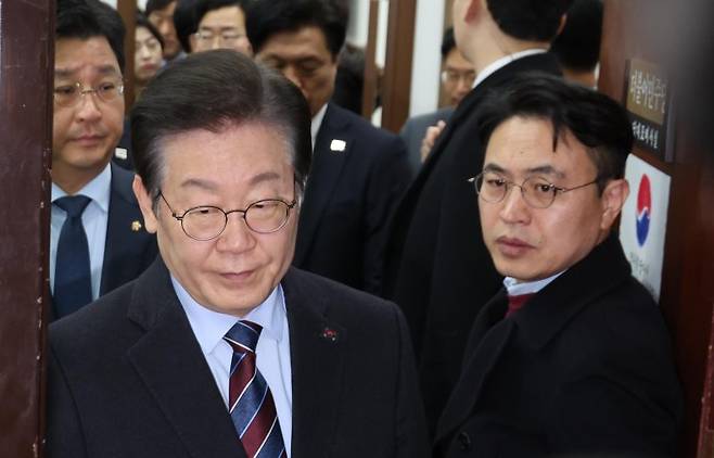 이재명 더불어민주당 대표가 7일 오후 서울 여의도 국회에서 '윤석열 대통령 구속 취소' 인용 관련 대책회의를 마치고 의원총회장으로 이동하고 있다. /사진=뉴시스화상