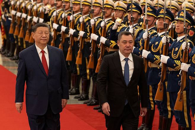 중국을 방문한 사디르 자파로프(오른쪽) 키르기스스탄 대통령이 2025년 2월5일 베이징 인민대회당에서 시진핑 중국 국가주석과 의장대 사열을 하고 있다. REUTERS