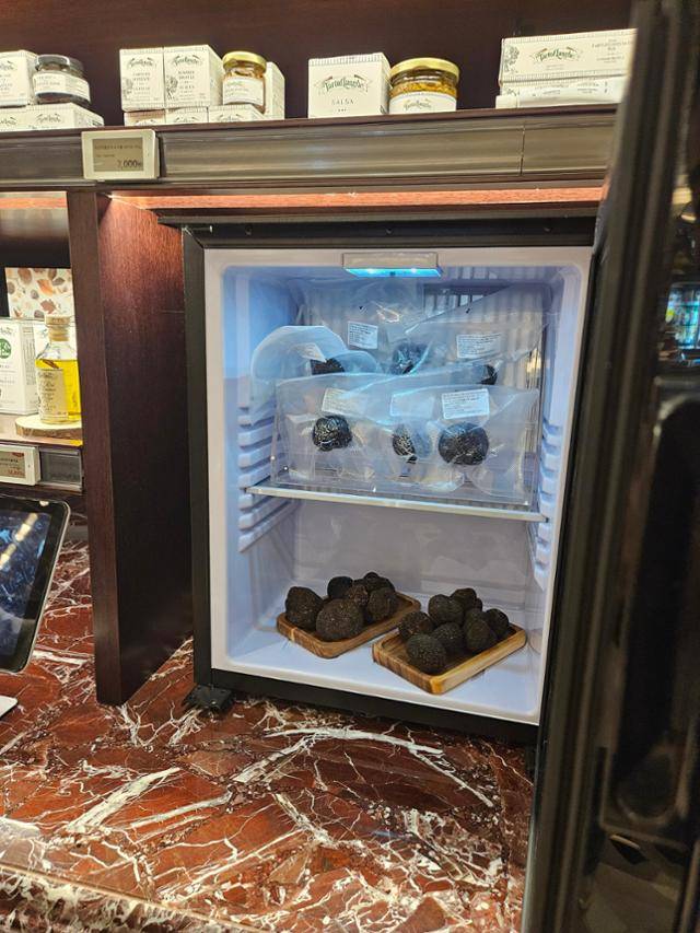 신세계 마켓에서 판매하고 있는 생트러플 모습. 가격은 30g 기준 9만 원이다. 박준석 기자