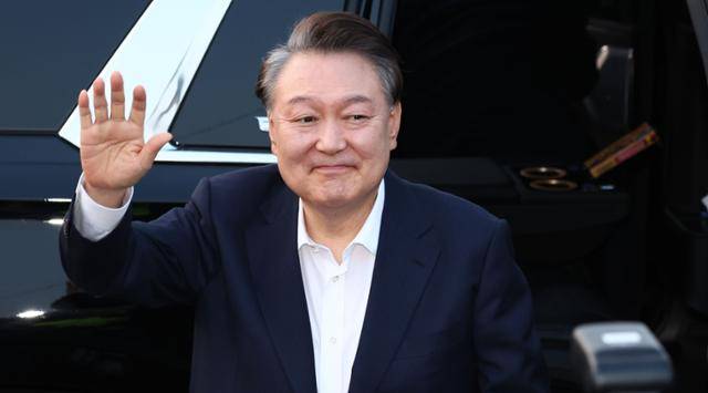 서울구치소에서 석방된 윤석열 대통령이 8일 서울 한남동 관저 앞에 도착, 차량에서 내려 지지자들을 향해 인사하고 있다. 연합뉴스