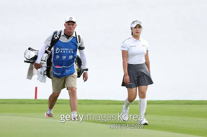 윤이나(오른쪽)가 8일 열린 블루베이 LPGA 2025 3라운드 중 13번 홀로 이동하고 있다. 사진=게티이미지