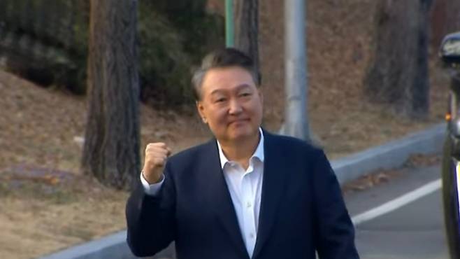 8일 오후 서울구치소 정문을 걸어서 빠져나온 윤석열 대통령이 주먹을 불끈 쥐어 보이고 있다. (SBS 캡처)