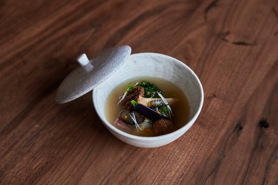 다양한 식재료를 각각 정성스레 요리한 다음 멸치육수와 함께 떠먹는 ‘멜팅팟’. [사진 밍글스]