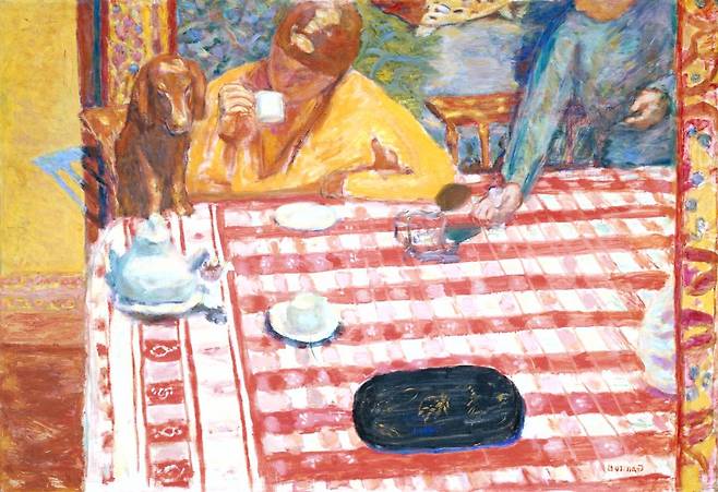 커피(1915). 아내 마르트가 강아지와 함께 휴식을 취하고 있다. 마르트는 사람들이 자신을 알아보는 게 싫다는 이유로 얼굴을 자세히 그리지 못하도록 했다. 식탁보가 대부분을 차지하고 있는 특이한 구도 덕분에 보는 사람들은 마치 보나르의 시선으로 세상을 둘러보는 듯 하다. /테이트