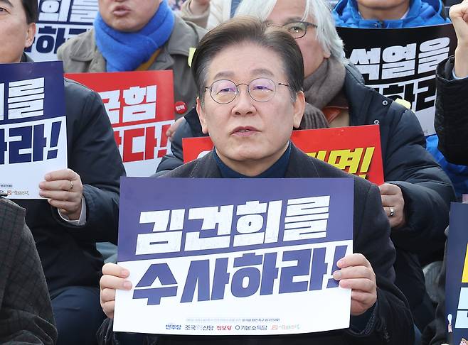8일 서울 안국동 사거리에서 열린 ‘야 5당 공동 내란종식·민주헌정수호를 위한 윤석열 파면 촉구 범국민대회’에서 더불어민주당 이재명 대표 등 참가자들이 손팻말을 들고 구호를 외치고 있다. 연합뉴스