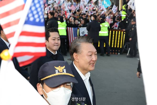 8일 오후 구속 취소로 석방된 윤석열 대통령이 서울 한남동 관저로 귀가하며 지지자들과 인사하고 있다.2025.3.8. 이준헌 기자