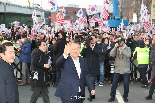 법원의 ‘구속 취소’ 결정에 석방된 윤석열 대통령이 8일 오후 서울 용산구 한남동의 대통령 관저 인근에 도착해 경호 차량에서 내려 지지자들에게 손을 흔들고 있다. 이준헌 기자
