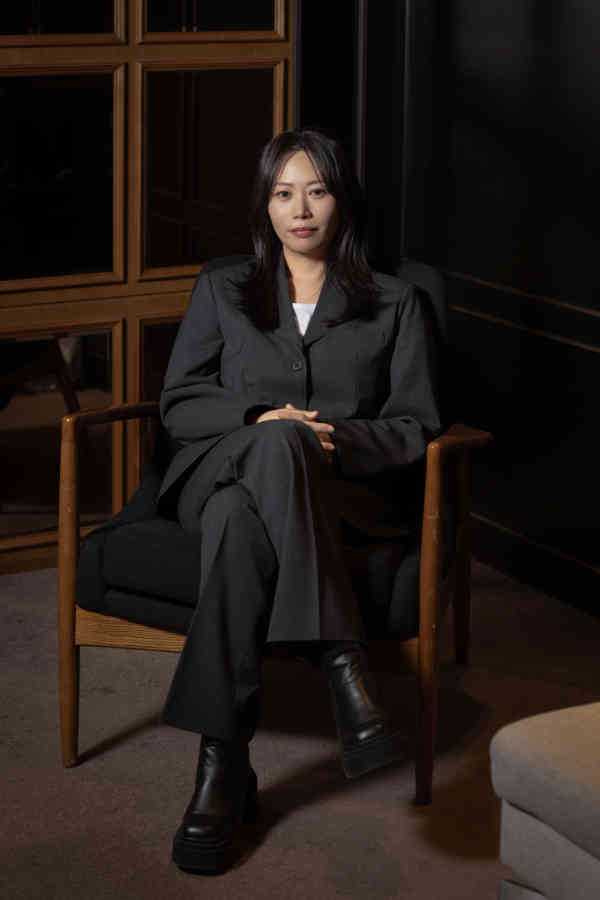 영화 ‘괜찮아 괜찮아 괜찮아!’는 혼자서는 서툴지만 함께라서 괜찮은 이야기를 코믹하면서 감동적으로 다룬다. ‘극한직업’의 이병헌 감독과 오랜 기간 작업했던 김혜영 감독은 캐릭터를 매력적으로 잘 살리는 ‘캐릭터 플레이’를 이 영화에서 선보인다. 그는 “배우를 돋보이게 하는 게 좋다”고 말했다. 김 감독은 이 영화로 지난해 베를린국제영화제 수정곰상을 받아 영화계에서 주목을 받았다. 바이포엠스튜디오 제공