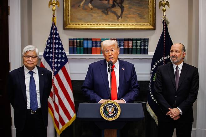 도널드 트럼프 미국 대통령이 3일(현지시간) 미국 워싱턴DC 백악관 루즈벨트룸에서 열린 TSMC 투자발표식에서 발언하고 있다. 왼쪽은 웨이저자 TSMC 회장. [EPA = 연합뉴스]