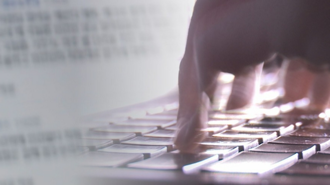 의사·의대생 전용 온라인 커뮤니티에선 의료 현장에 복귀한 전공의를 조롱하는 글이 올라오고 있다. [연합뉴스]