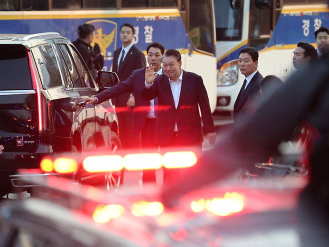 (서울=뉴스1) 오대일 기자 = 법원의 구속취소 청구 인용으로 석방된 윤석열 대통령이 8일 오후 경기 의왕시 서울구치소 앞에서 지지자들을 향해 인사하고 있다.   윤 대통령은 내란 우두머리 혐의로 지난 1월 26일 구속기소 된 지 41일 만, 1월 15일 체포된 후 52일 만에 자유의 몸이 됐다. 2025.3.8/뉴스1  Copyright (C) 뉴스1. All rights reserved. 무단 전재 및 재배포,  AI학습 이용 금지. /사진=(서울=뉴스1) 오대일 기자