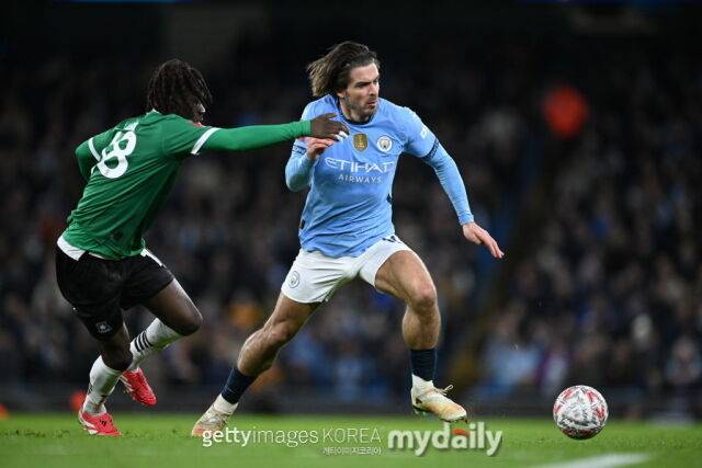 맨체스터 시티 미드필더 잭 그릴리시. FA컵 플리머스전에서 돌파를 시도하고 있다./게티이미지코리아