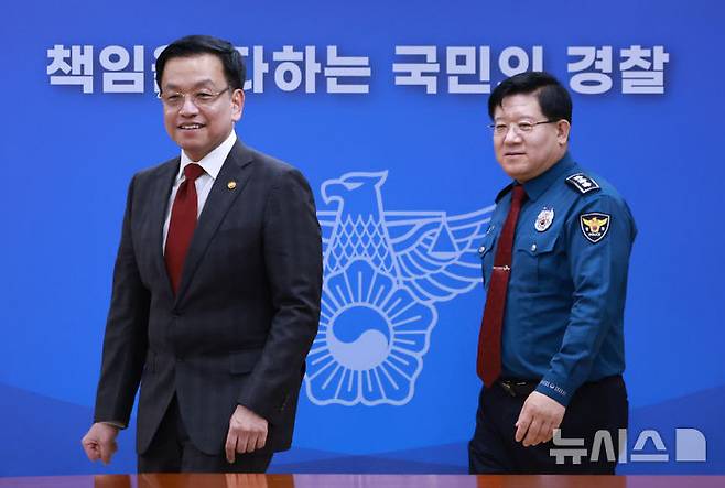 [서울=뉴시스] 조수정 기자 = 최상목 대통령 권한대행 부총리 겸 기획재정부 장관이 6일 서울 서대문구 경찰청에서 열린 민생범죄 점검회의에 참석하고 있다. 오른쪽은 이호영 경찰청장 직무대행. (대통령실통신사진기자단) 2025.03.06. chocrystal@newsis.com