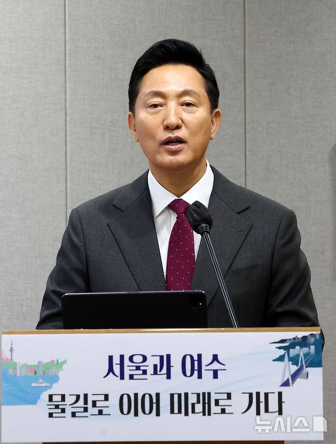 [서울=뉴시스] 홍효식 기자 = 오세훈 서울시장이 7일 서울시청 브리핑룸에서 2026 여수세계섬박람회 협력 지원 관련 비전 발표를 하고 있다. 2025.03.07. yesphoto@newsis.com
