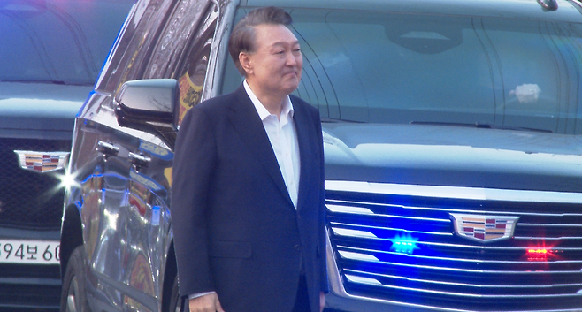 8일 윤석열 대통령이 서울 구치소를 걸어서 나오고 있다.&nbsp;