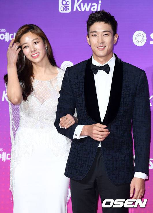 [OSEN=이대선 기자] 30일 오후 서울 상암동 SBS 프리즘 타워에서 '2017 SBS 연예대상' 레드카펫 행사가 열렸다.배우 장신영, 강경준 부부가 레드카펫을 밟고 있다./sunday@osen.co.kr
