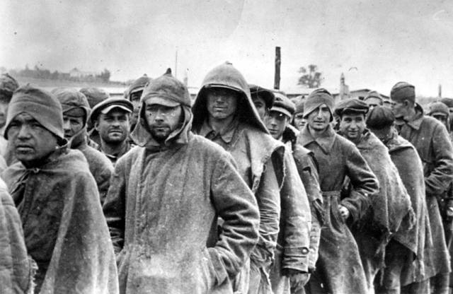 ▲ 전쟁 중 300만 명의 소련군 포로들이 학살당한 것으로 알려진다. 아우슈비츠 수용소로 이송된 소련군 포로들. ⓒAuschwitz-Birkenau State Museum Archive