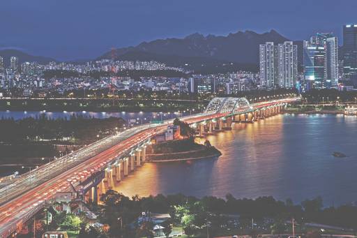 순수 국내 기술로&nbsp;지은 첫 번째 다리 양화대교 야경.&nbsp;&nbsp;동아시아 제공