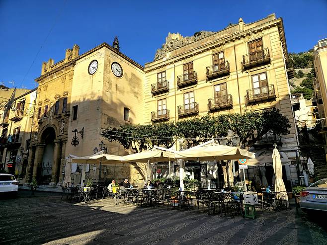 체팔루 가리발디 광장 알베르고 바란코 호텔.