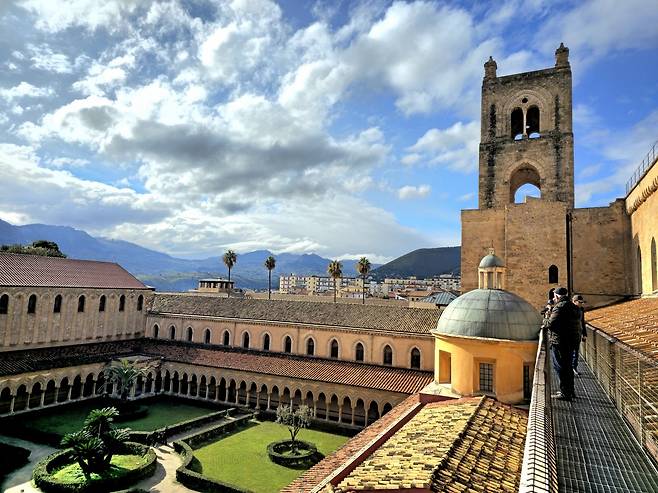 몬레알레 대성당 루프탑에서 본 내부 정원.