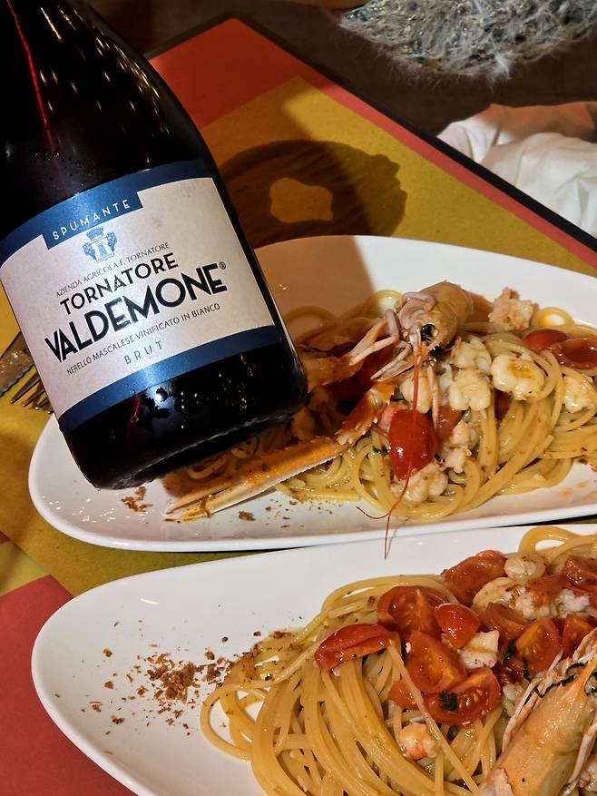 새우파스타와 토르나토레 스파클링 와인.