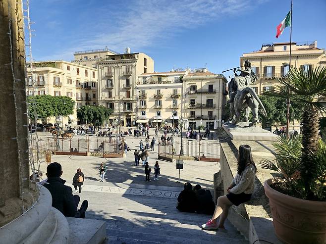 마시모극장 계단과 쥬세페 베르디 광장.