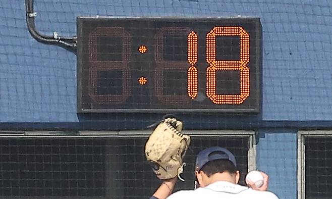 지난 2024년 3월 14일 서울 잠실야구장에서 열린 2024 KBO 프로야구 KIA 타이거즈와 두산 베어스의 시범 경기. 7회초 잠실야구장 피치 클록에 18초를 의미하는 숫자가 표시돼 있다. 연합뉴스