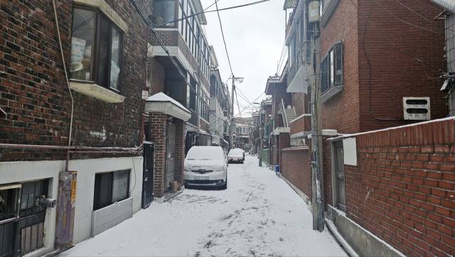 노량진뉴타운 내 대장으로 분류되는 1구역 전경. 사업시행인가 단계에 있어 기존 주택이 철거되지 않은 채 그대로 있다. 백주연 기자