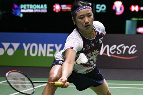 안세영이 지난 1월 말레이시아오픈 여자단식 결승에서 왕즈이에 리턴샷을 하고 있다. 신화연합뉴스