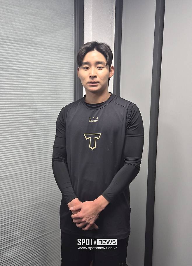 ▲ KIA 내야수 홍종표가 8일 부산 사직구장에서 열리는 롯데와의 시범경기를 앞두고 취재진에게 자신의 입장을 밝히고 있다. ⓒ윤욱재 기자