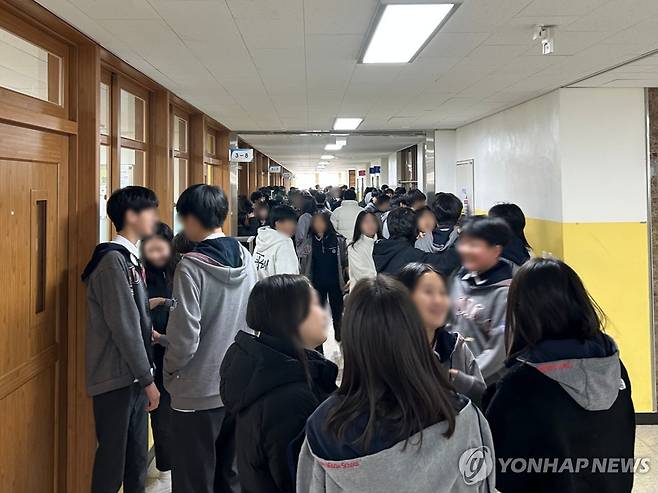 쉬는 시간, 학생들로 가득 찬 복도 (서울=연합뉴스) 김유진 인턴기자 = 지난 6일 오후 경기 화성시 동탄목동중학교 복도가 쉬는 시간을 맞은 학생들로 붐비고 있다. 2025.3.8