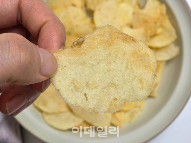 표면에 참기름 들기름맛 시즈닝이 묻어있다. (사진=한전진 기자)