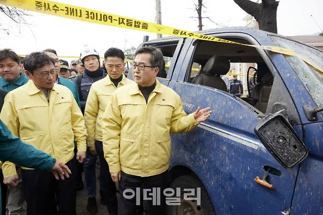 김동연 경기도지사가 7일 오후 포천시 이동면 노곡리 낭유대교 인근의 폭탄 오발사고 현장점검을 하고 있다.(사진=경기도)