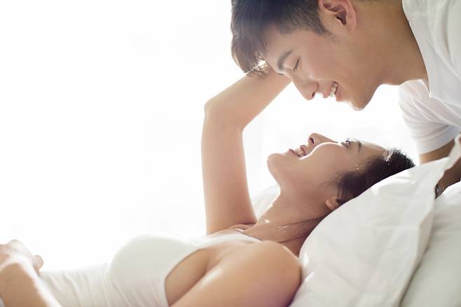 여성이 성생활을 자제할 경우 사망 위험이 증가할 가능성이 있다는 결과가 나왔다. 반면, 남성은 성관계 빈도가 지나치게 높을 경우 조기 사망 위험이 오히려 증가할 수 있다는 흥미로운 사실도 밝혀졌다. [사진=게티이미지뱅크]