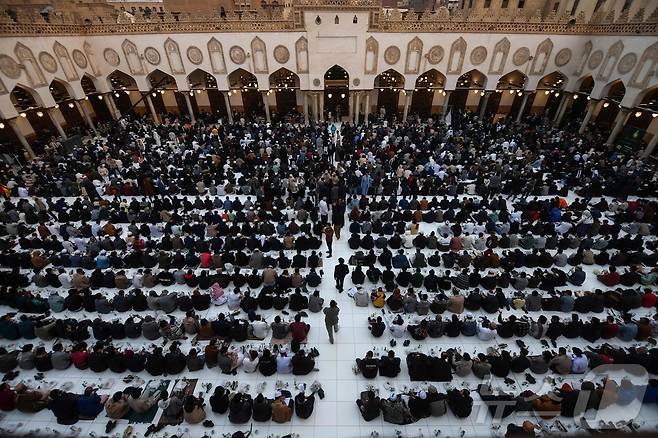 무슬림들이 카이로의 알 아즈하르 모스크 마당에 모여기도를 하고 있다. ⓒ AFP=뉴스1