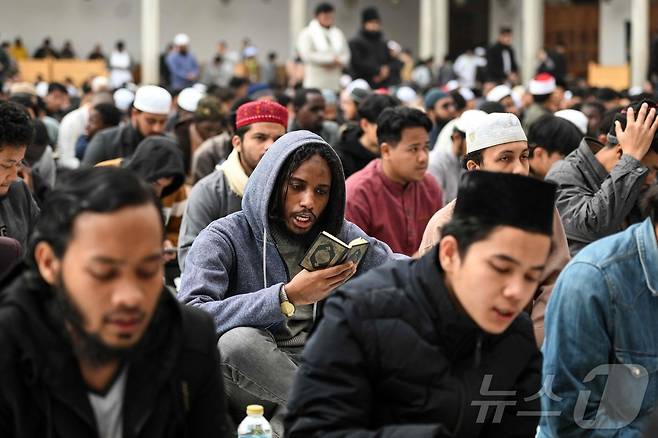 무슬림들이 이슬람 금식월인 라마단 기간 동안 카이로의 알 아즈하르 모스크 마당에서 코란을 읽고 있다 ⓒ AFP=뉴스1