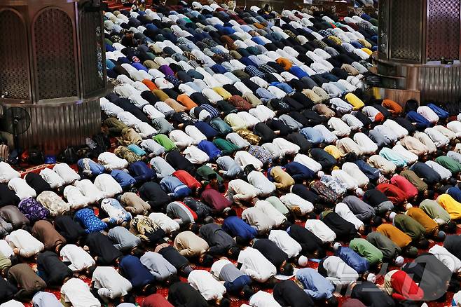 인도네시아 무슬림 남성들이 라마단 금식월 첫날 저녁 자카르타 이스티크랄 대모스크에서 '타라위흐'라 불리는 저녁 대규모 기도에 참여하고 있다 ⓒ 로이터=뉴스1