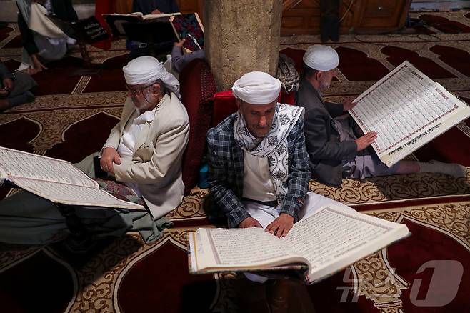 예멘 사나의 그랜드 모스크에서 무슬림들이 라마단을 맞아 코란을 암송하고 있다. ⓒ 로이터=뉴스1