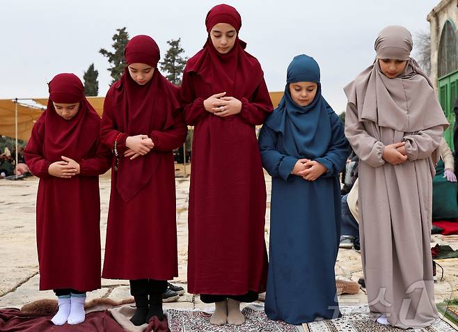 무슬림 예배자들이 예루살렘 구시가지에 있는 유대인들에게 성전산으로도 알려진 알아크사 단지에서 라마단의 첫 번째 금요일 기도에 참석하고 있다.ⓒ 로이터=뉴스1