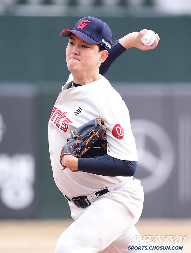 2025년 3월 8일. 부산 사직야구장에서 9회 마운드에 올라 힘차게 투구하는 김원중.