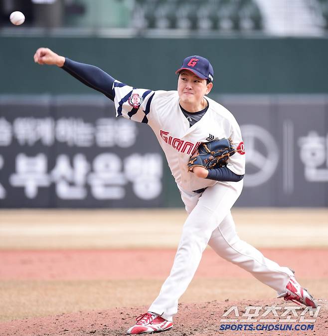 8일 부산 사직야구장에서 KBO리그 시범경기 롯데와 KIA의 경기가 열렸다. 롯데가 KIA에 승리했다. 9회 마운드에 올라 힘차게 투구하는 김원중. 부산=송정헌 기자songs@sportschosun.com/2025.03.08/