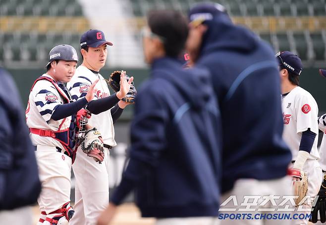 8일 부산 사직야구장에서 KBO리그 시범경기 롯데와 KIA의 경기가 열렸다. 롯데가 KIA에 승리했다. 경기 종료 후 하이파이브를 나누고 있는 롯데 선수들. 부산=송정헌 기자songs@sportschosun.com/2025.03.08/
