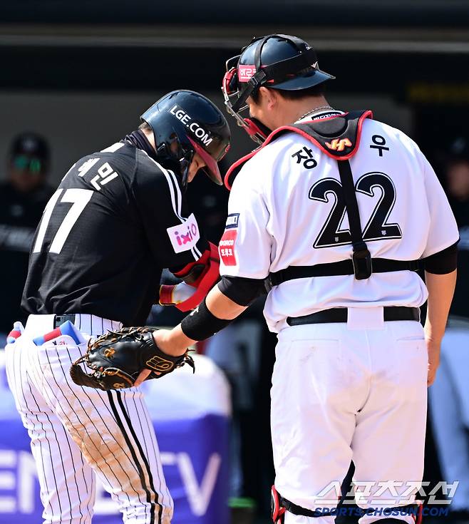 투구에 맞은 LG 박해민의 엉덩이를 미트로 툭 치며 미안한 마음을 전하는 KT 포수 장성우