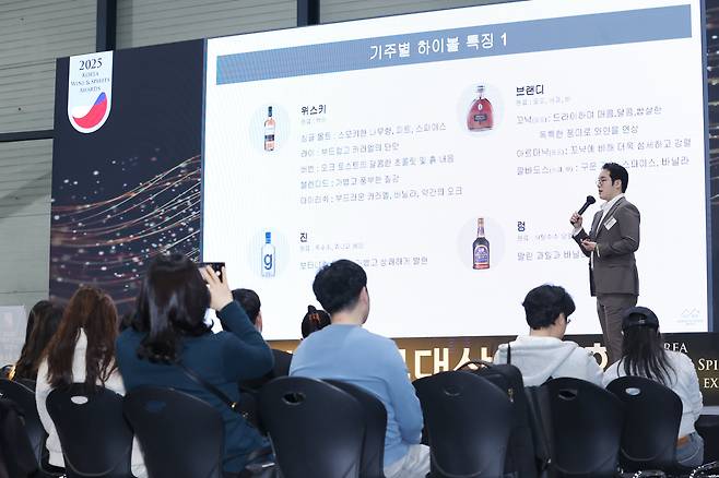 앤디 윤 케네디하우스스피리츠(KHS) 브랜드 앰배서더가 9일 2025 대한민국주류대상 박람회 마지막날 하이볼 만들기를 주제로 강연을 하고 있다. /조선비즈