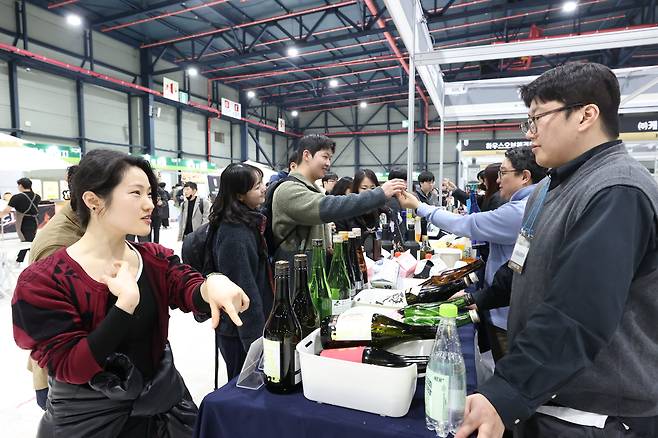 서울 학여울역 세텍(SETEC)에서 진행된 '2025 대한민국주류대상 박람회'에서 관람객들이 시음을 하고 있다. /조선비즈