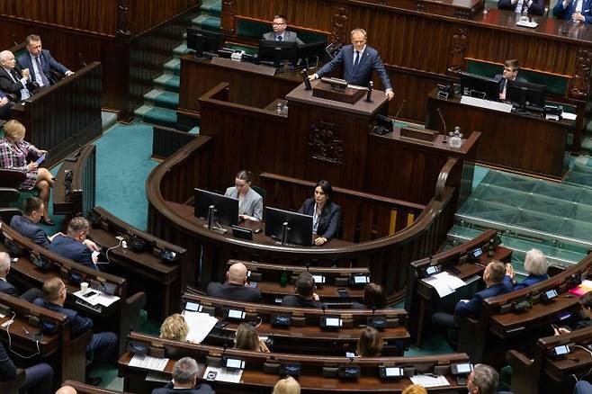 도날트 투스크(위쪽 가운데) 폴란드 총리가 7일(현지시간) 바르샤바의 폴란의 의회에서 연설하고 있다. 투스크 총리는 이날 폴란드가 핵무장을 검토해야 한다고 밝혔다. AFP 연합