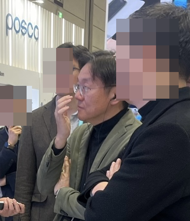 김창환 전동화에너지솔루션담당 부사장이 지난 6일 서울 강남 코엑스 '인터배터리 2025' 포스코퓨처엠 전시관에서 설명을 듣고 있다. 공동취재단