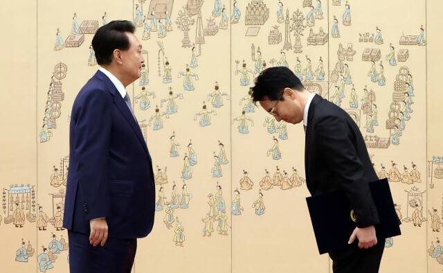 심우정 검찰총장이 지난해 9월 18일 서울 용산 대통령실 청사에서 윤석열 대통령으로부터 임명장을 받고 있다. 대통령실사진기자단