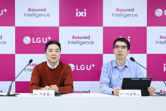 이상엽(왼쪽) LG유플러스 CTO와 이홍락 LG AI연구원 CSAI가 5일(현지시간) 모바일월드콩그레스(MWC) 2025가 열린 스페인 바르셀로나 전시장에서 열린 간담회에서 함께 추진 중인 ‘원팀 AI’ 전략에 대해 소개하고 있다. LG유플러스 제공